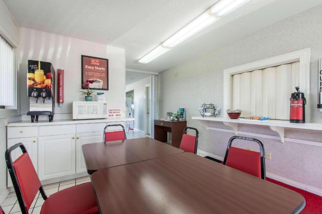 Econo Lodge Крествью Экстерьер фото